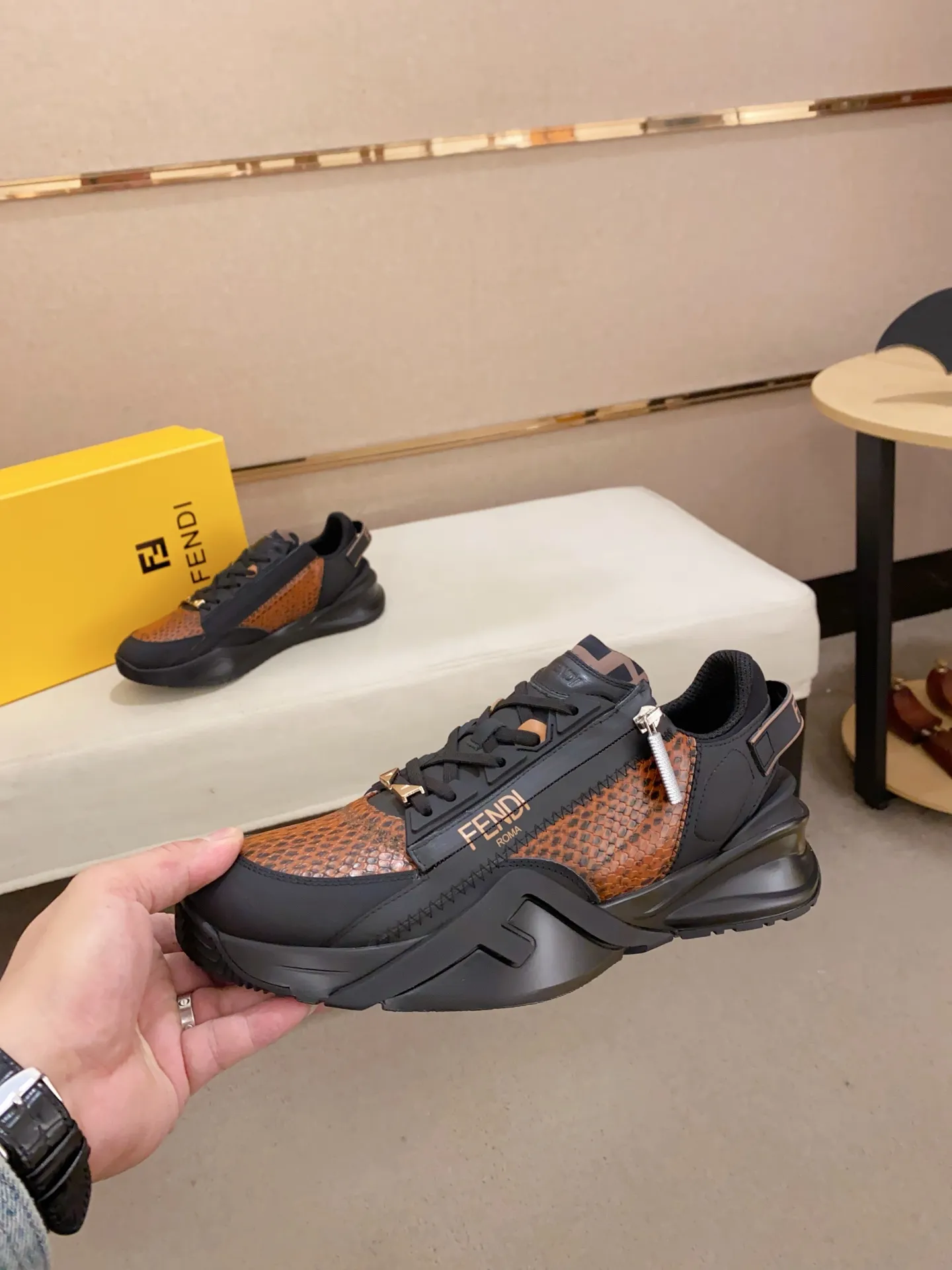 Men's shoes💰: 540💰(Higher version) [Fendi] Fendi's latest casual shoes for men! Available at counters simultaneously! A one-to-one replica of the original. Made entirely of imported top-grain calfskin, the interior is made of top-grain water-dyed cowhide, and the original factory-supplied rubber outsole. Leading new fashion concepts. Matching code: 38-44. 45 can be customized and non-returnable!